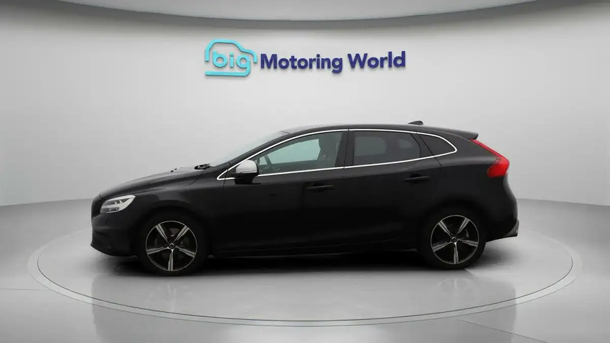 2019-volvo-v40-20-t2-r-design-edition-big-4