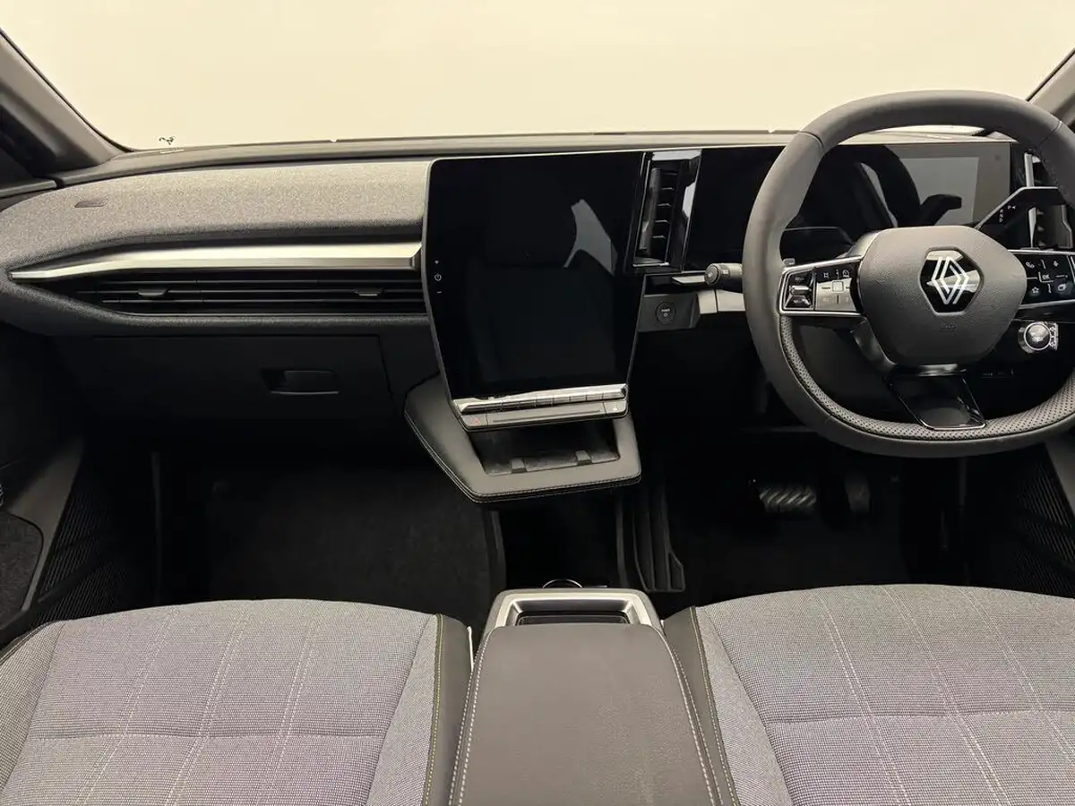 2025-renault-megane-e-tech-e-iconic-big-10