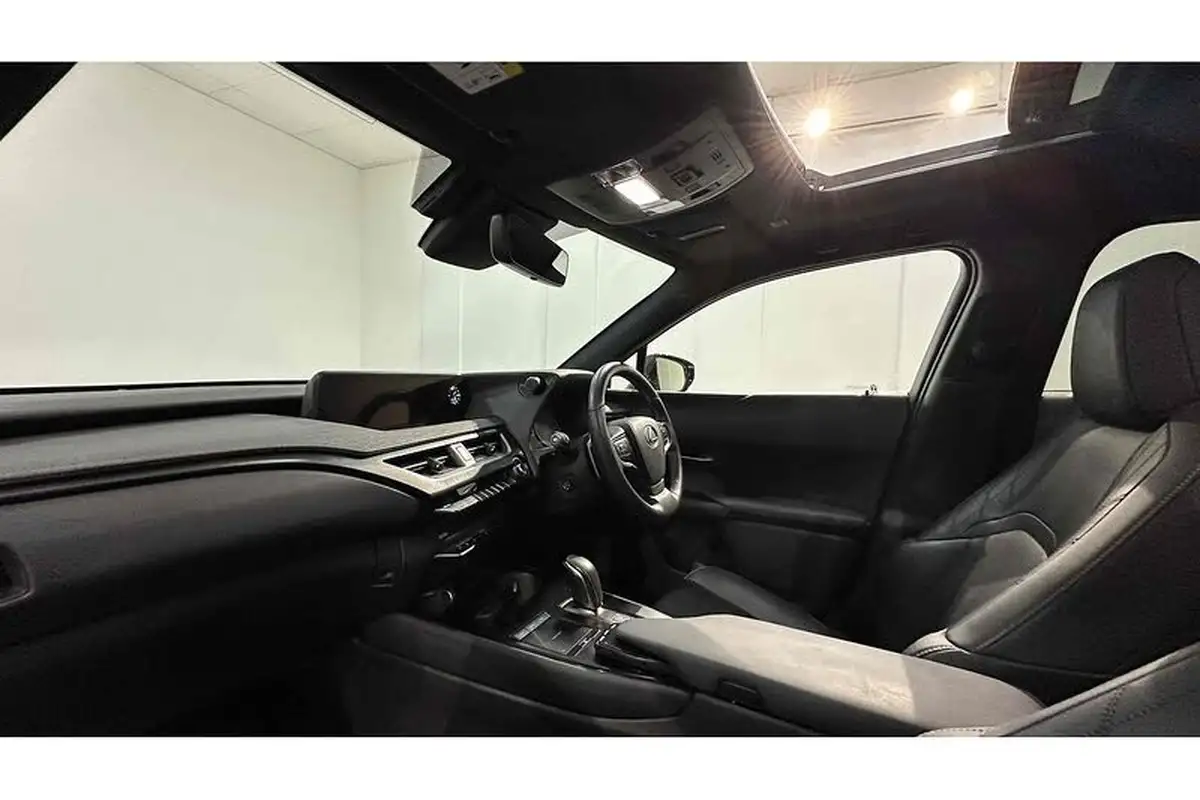 2021-lexus-ux-300e-e-ux-big-21