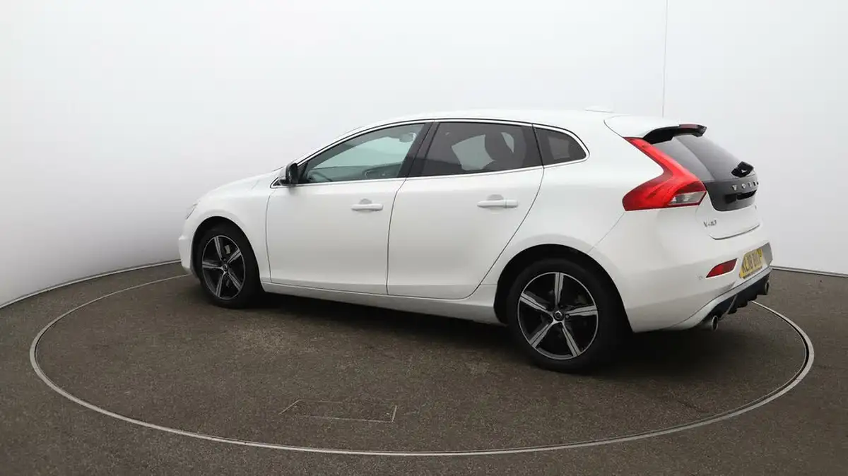 2018-volvo-v40-15-t2-r-design-nav-plus-big-36