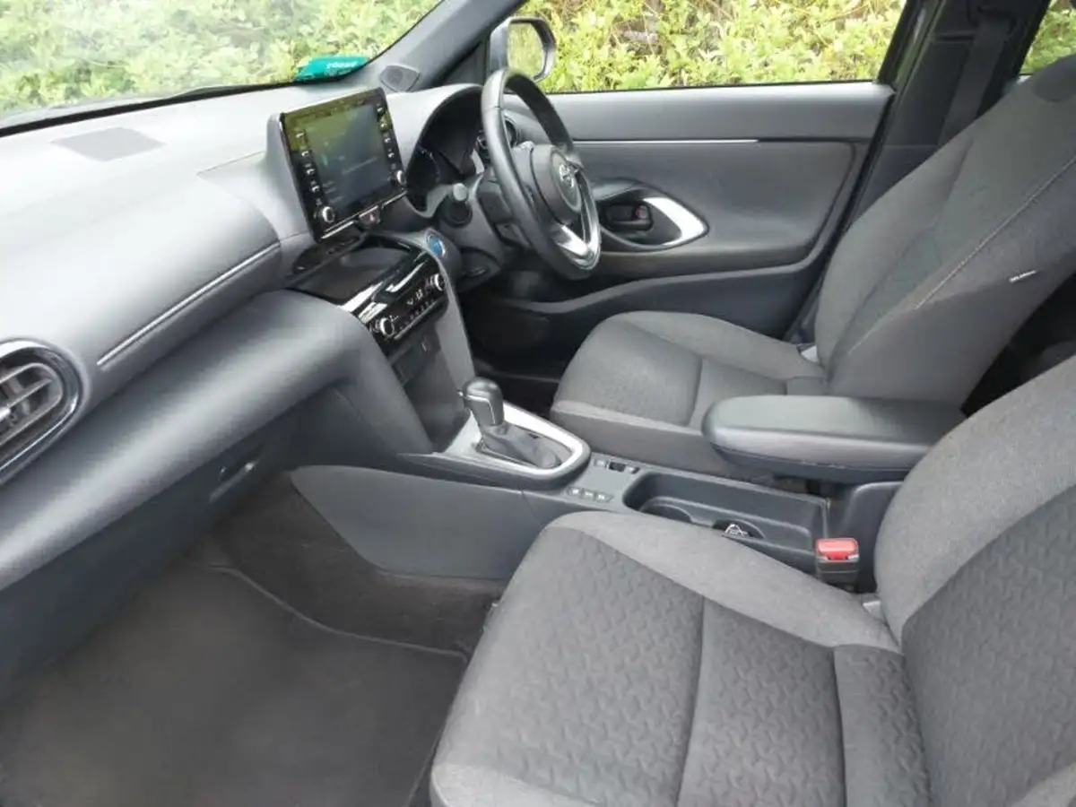 2022-toyota-yaris-15-vvt-i-design-panoramic-roof-big-4