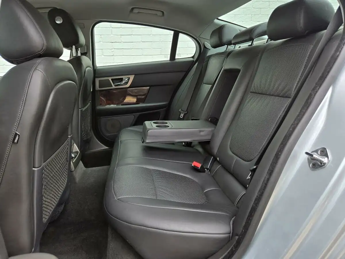 2010-jaguar-xf-30-premium-luxury-big-33