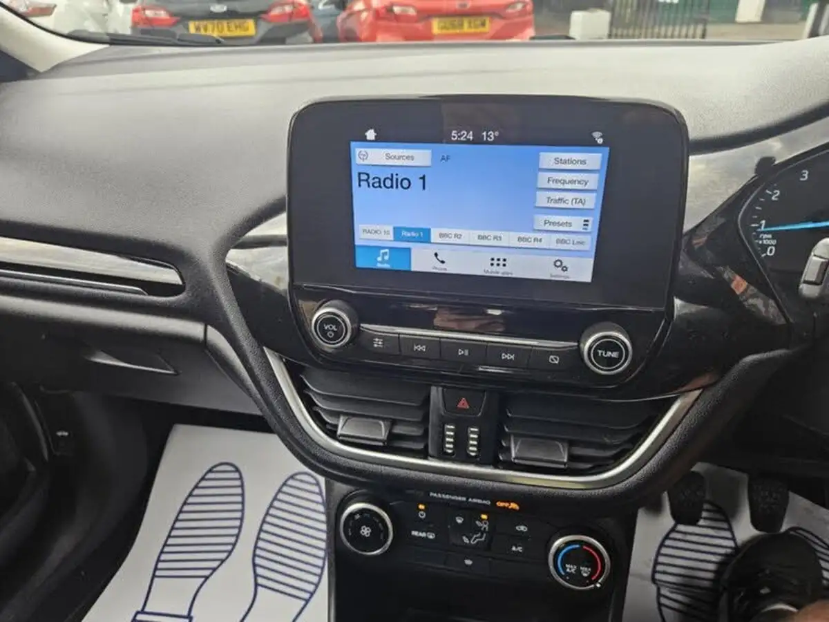 2017-ford-fiesta-10t-zetec-100ps-ecoboost-ss-3d-big-12