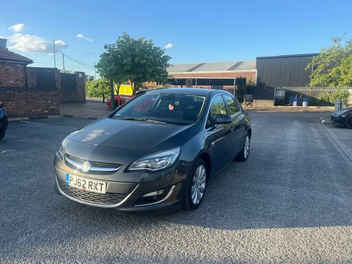 2013-vauxhall-astra-16-se-hatchback-big-5
