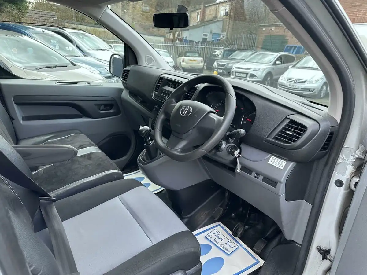 2017-toyota-proace-verso-16d-shuttle-big-15