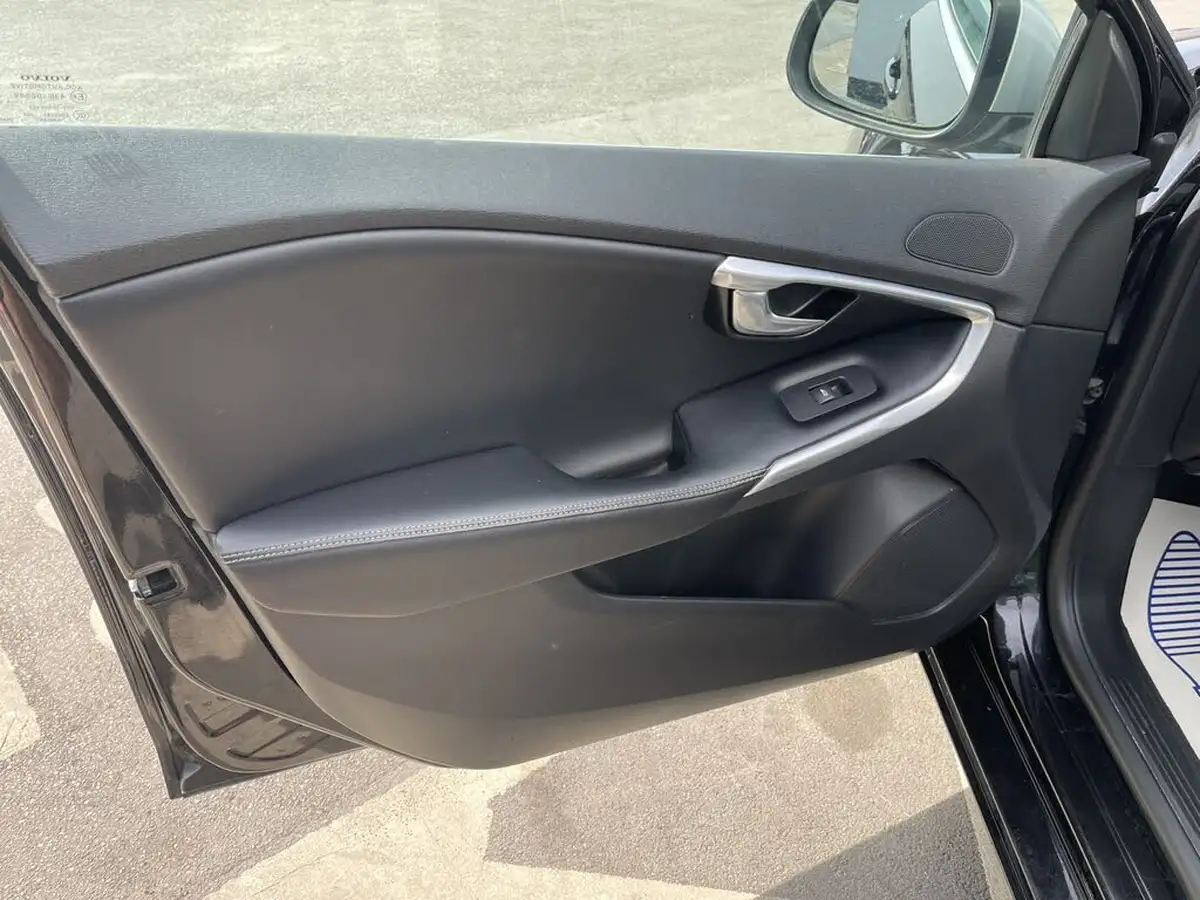 2015-volvo-v40-20-t2-r-design-big-12