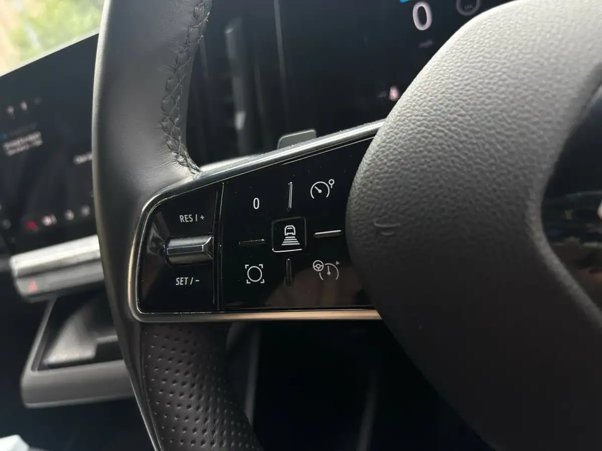 2024-renault-megane-e-tech-e-techno-big-18