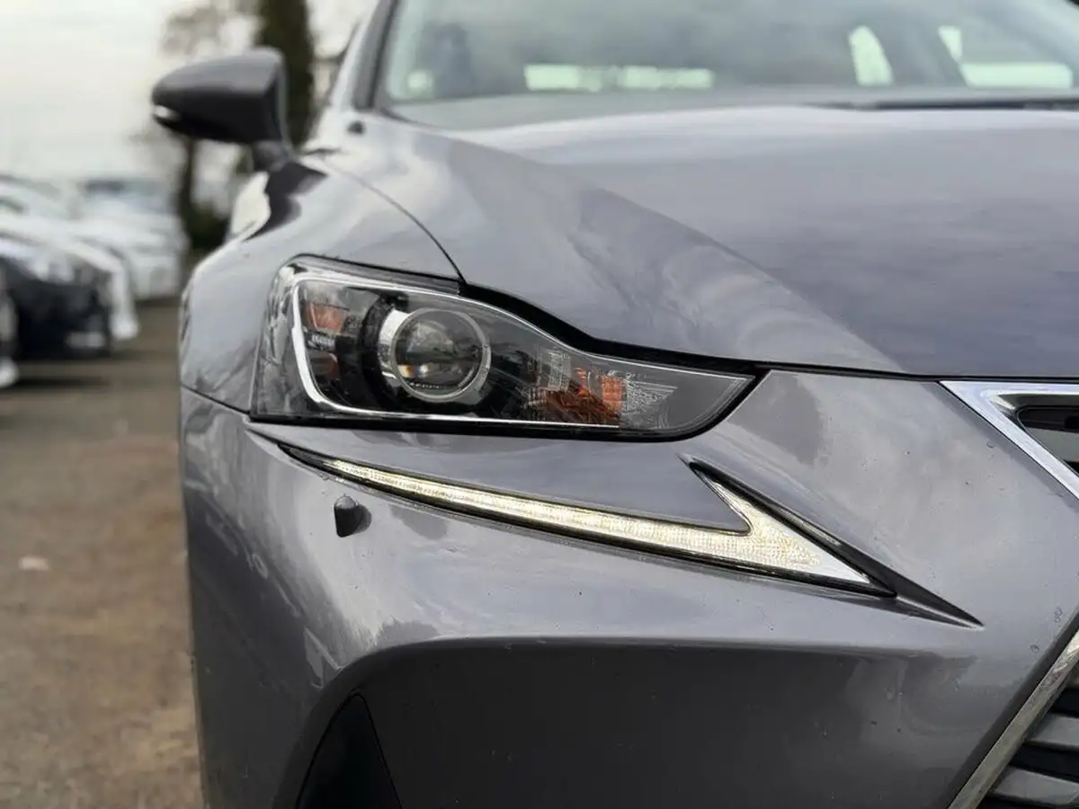 2017-lexus-is-300h-25-advance-big-8