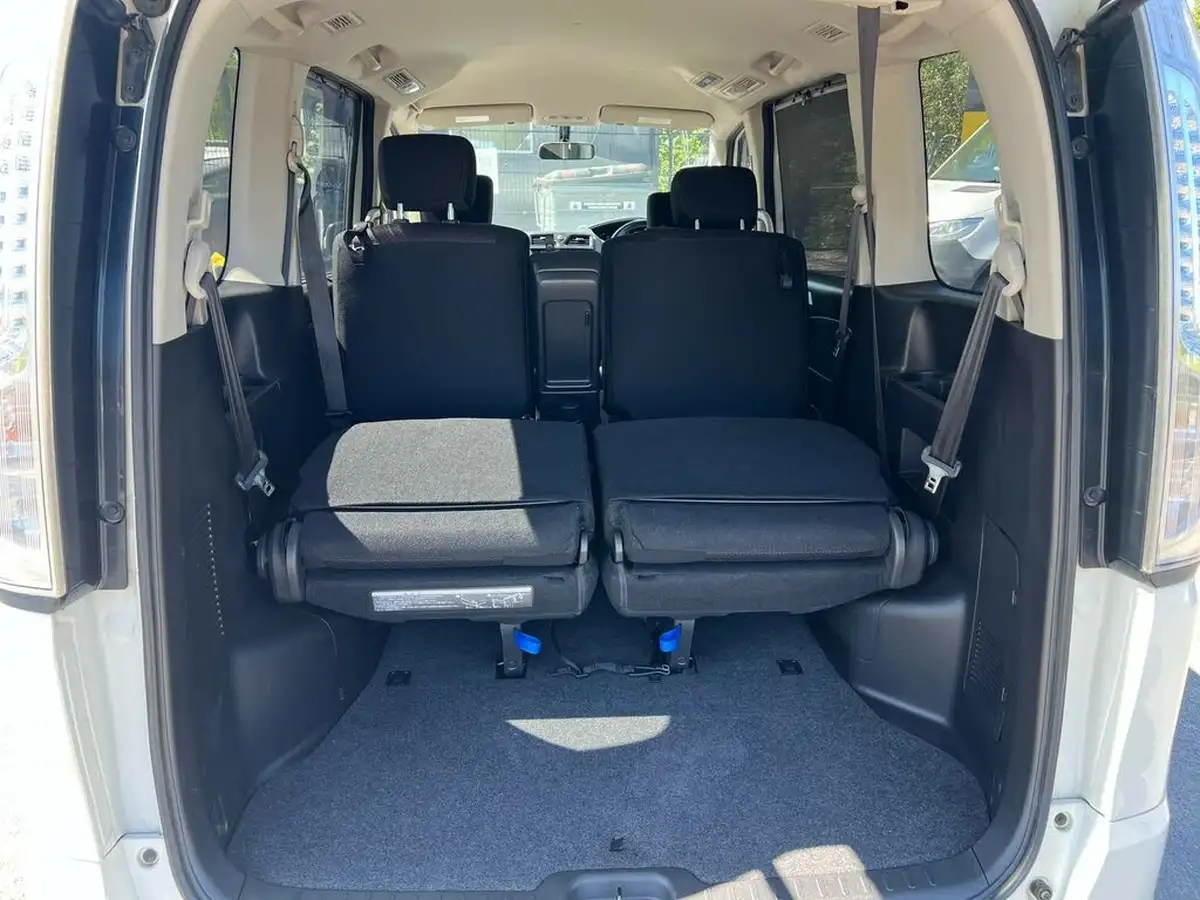 2013-nissan-serena-big-9