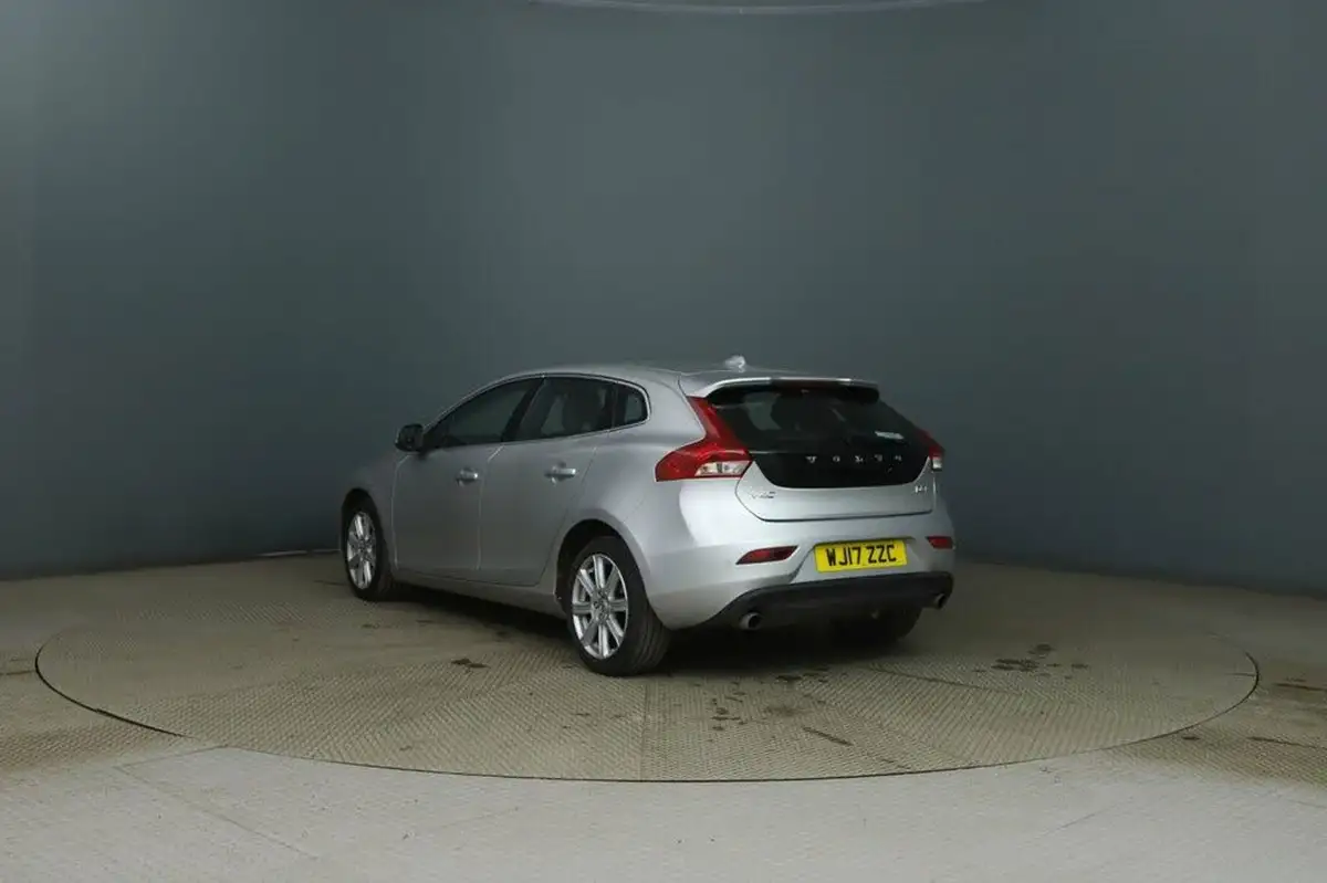2017-volvo-v40-20td-d3-inscription-geartronic-big-1