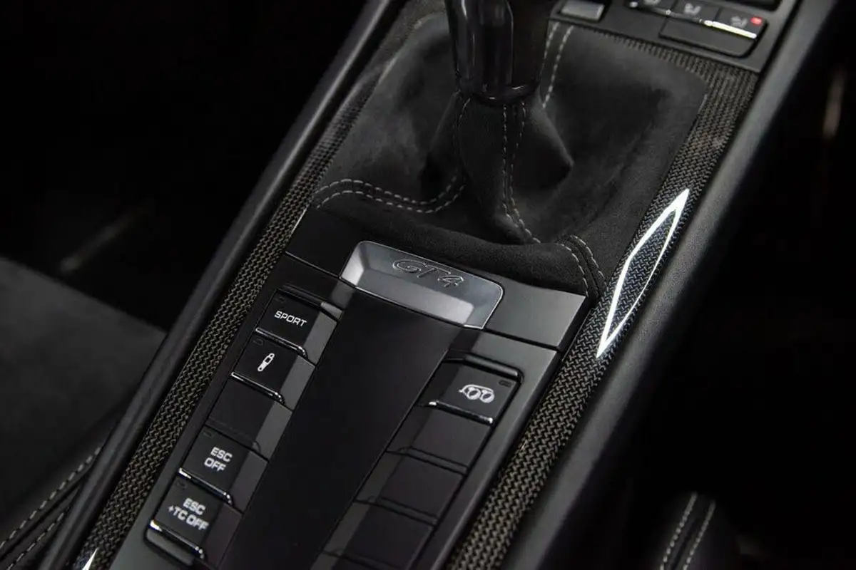 2016-porsche-cayman-38-gt4-big-40