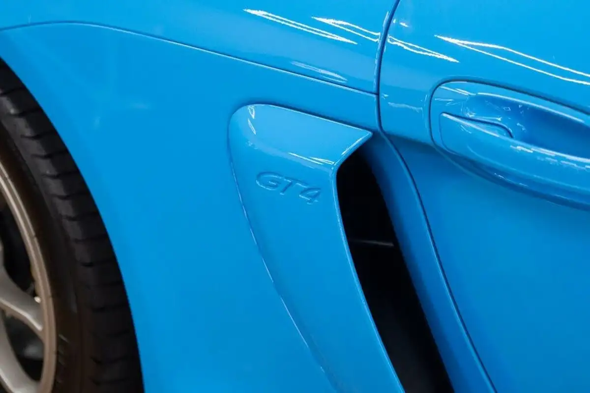 2016-porsche-cayman-38-gt4-big-16