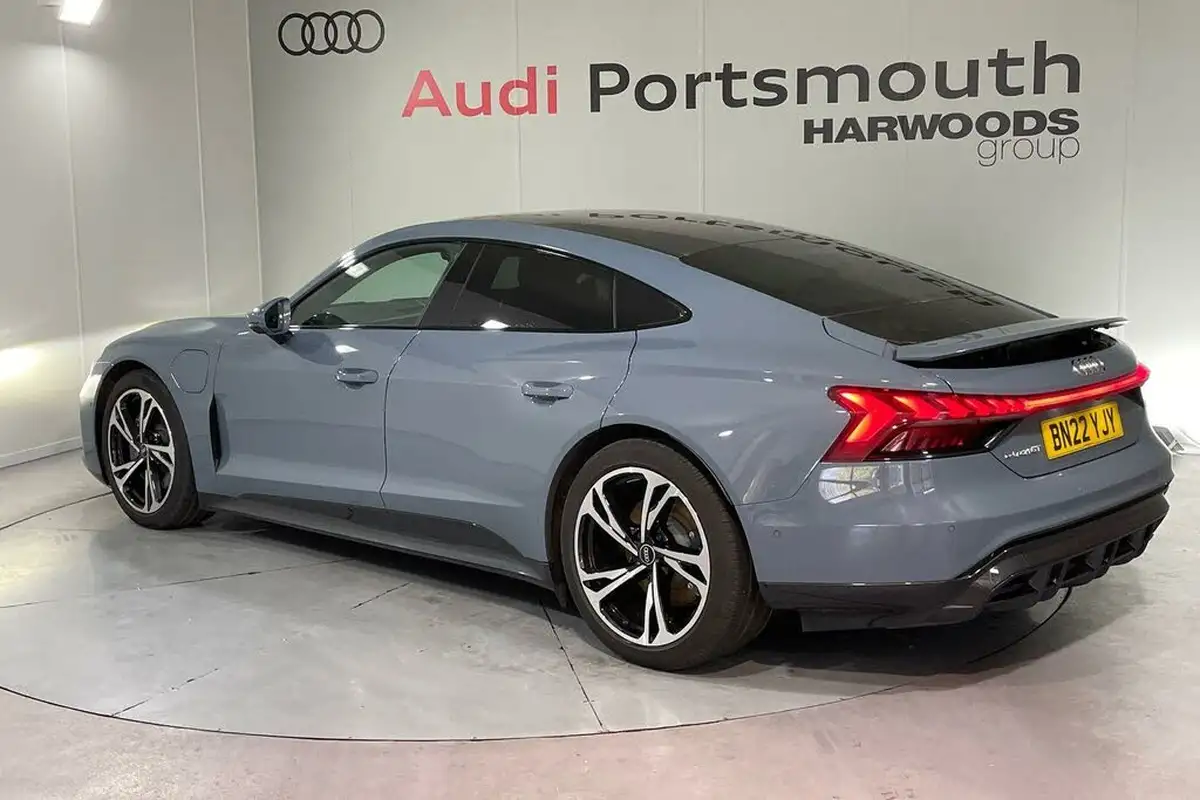 2022-audi-e-tron-gt-e-big-8