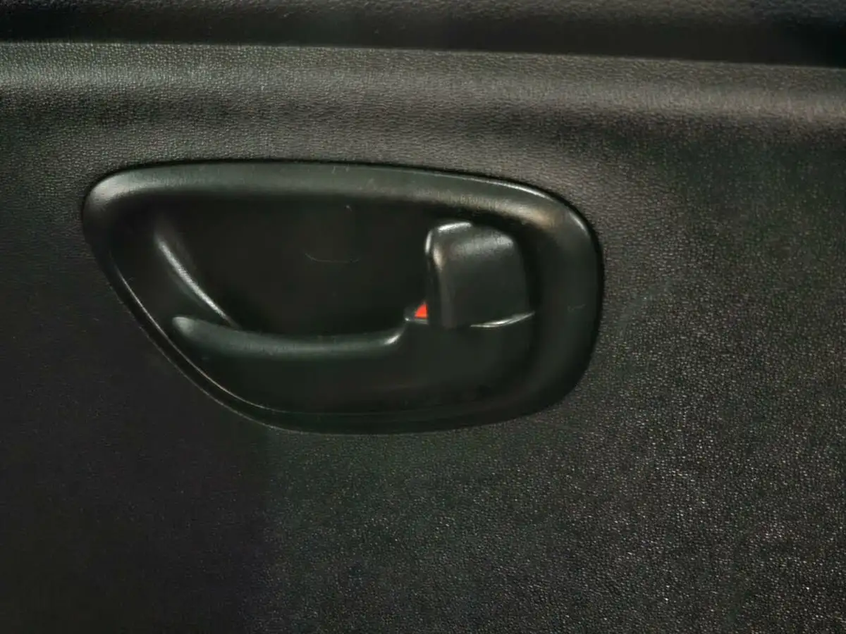 2012-hyundai-i10-12-classic-85bhp-big-35