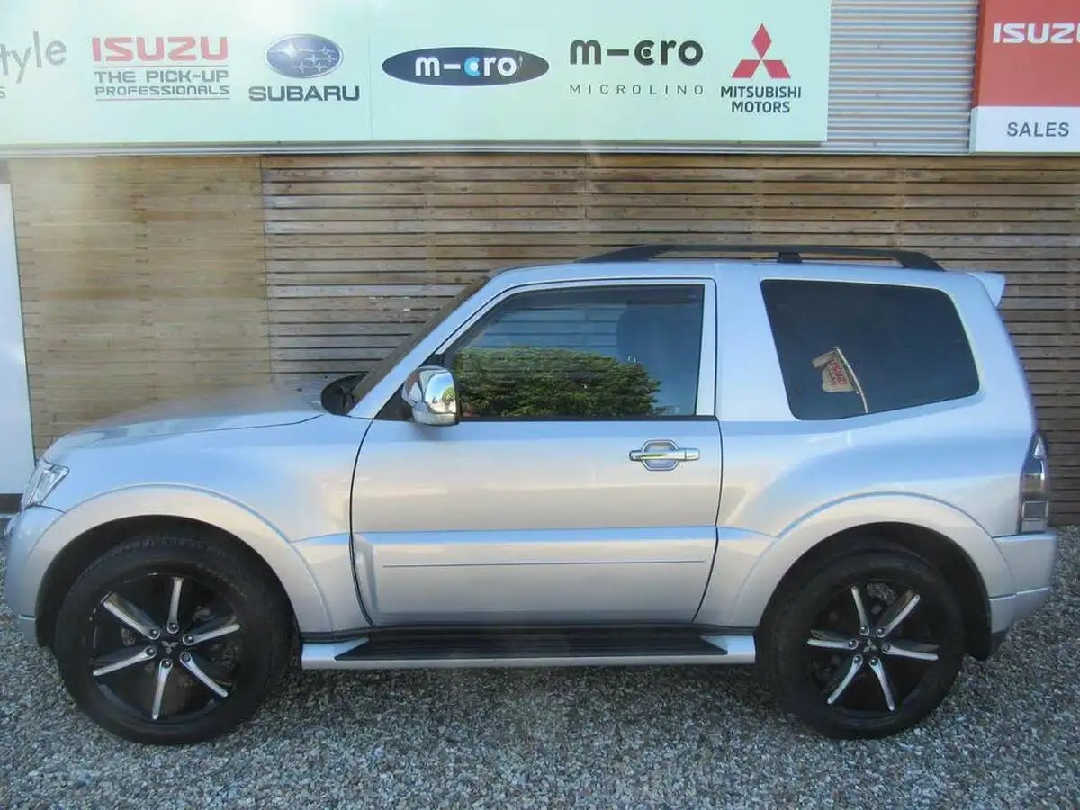 2016-mitsubishi-shogun-32td-barbarian-187bhp-4x4-station-wagon-3d-auto-big-3