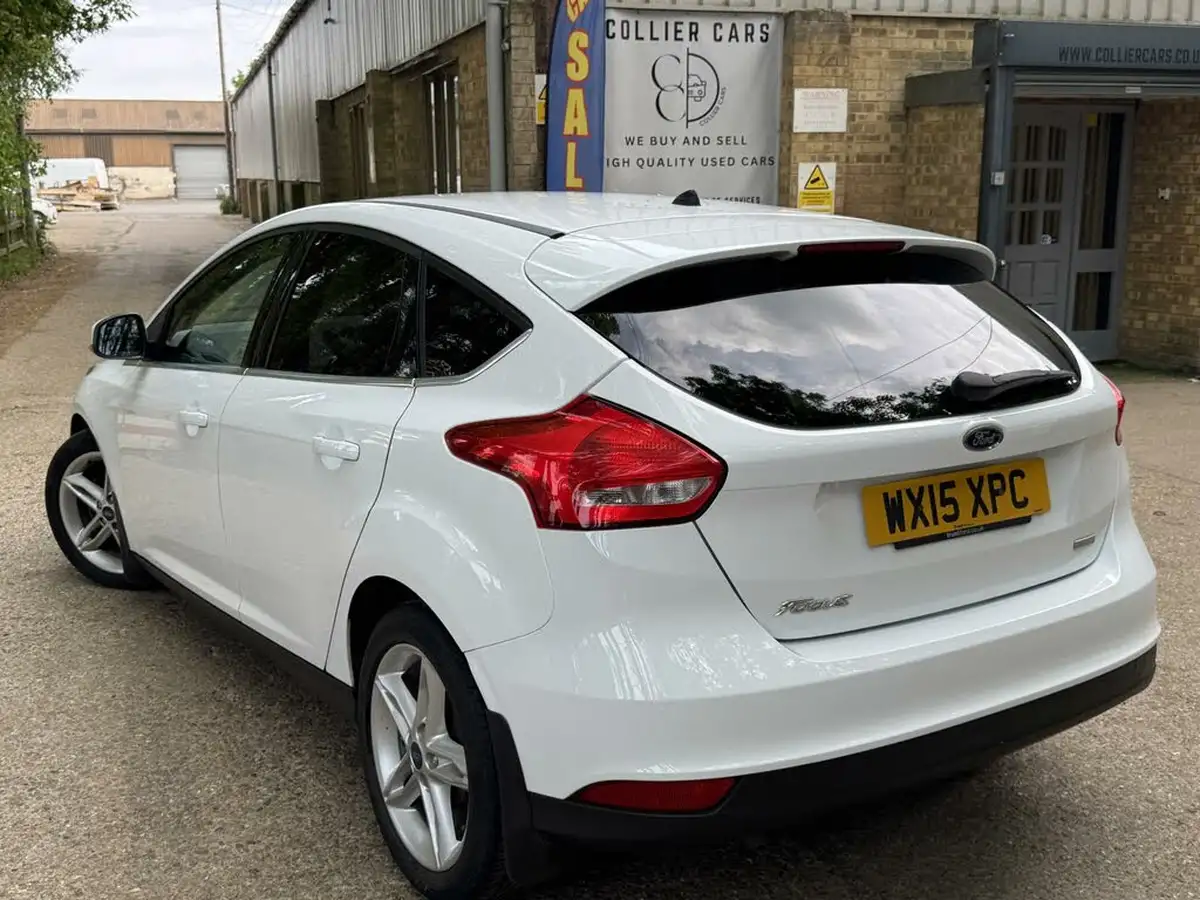 2015-ford-focus-10-zetec-t-125ps-hatchback-big-16