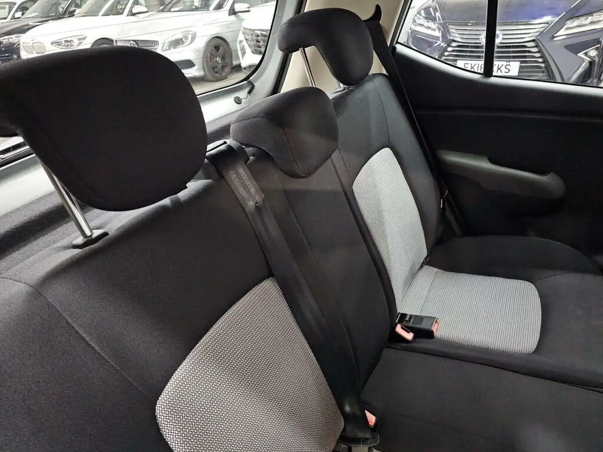 2010-hyundai-i10-12-classic-big-15