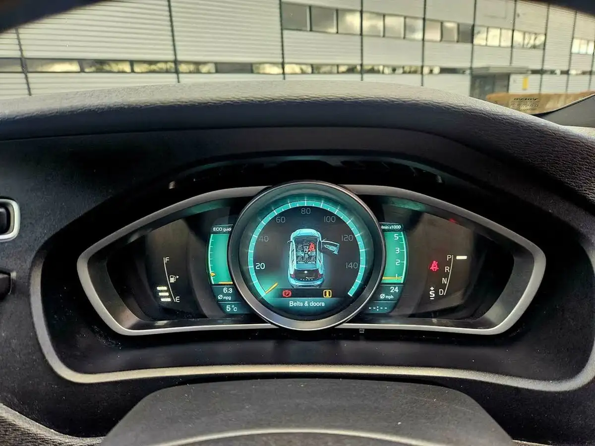 2013-volvo-v40-16td-d2-r-design-nav-powershift-big-20