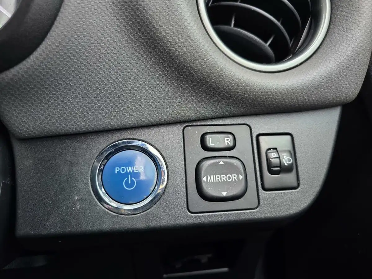 2015-toyota-yaris-15-vvt-i-icon-hybrid-big-39