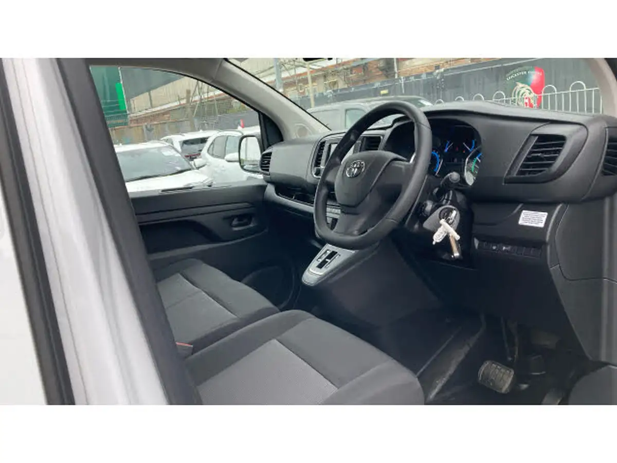 2023-toyota-proace-city-e-icon-l2-big-10