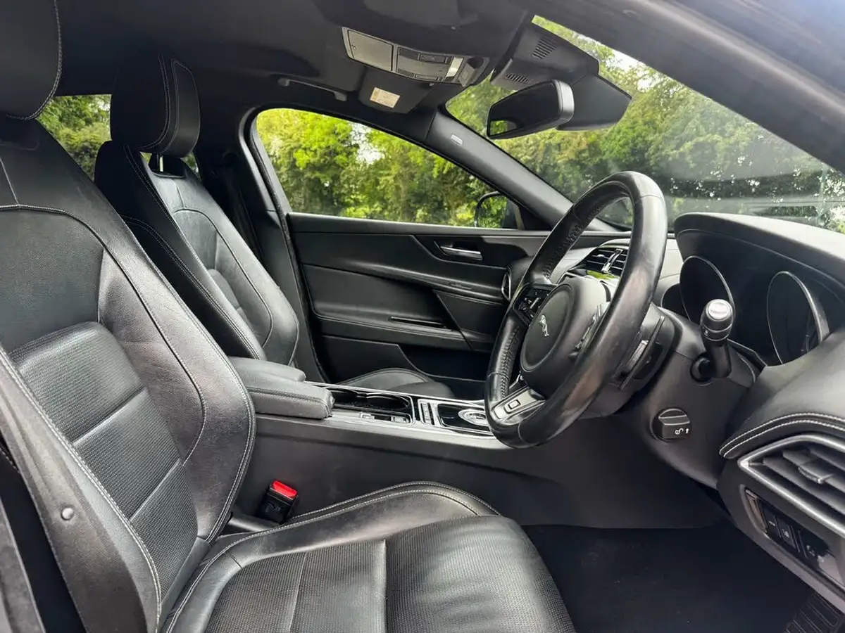 2016-jaguar-xe-20d-r-sport-163ps-auto-big-23