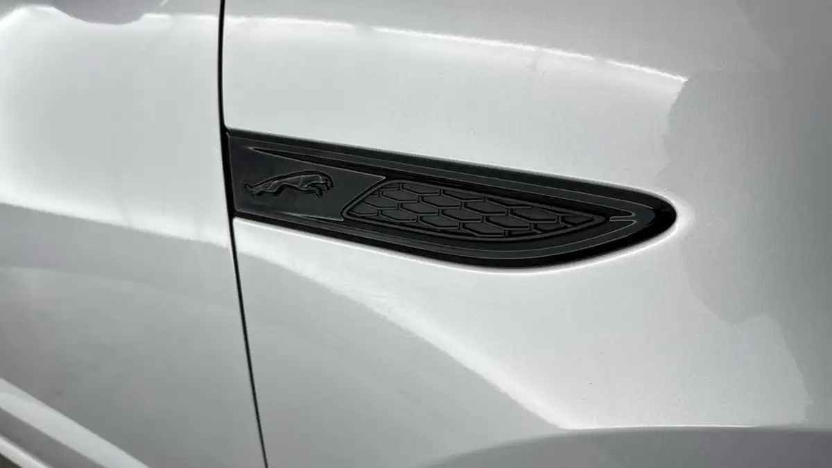 2021-jaguar-e-pace-15-p300e-r-dynamic-se-big-26