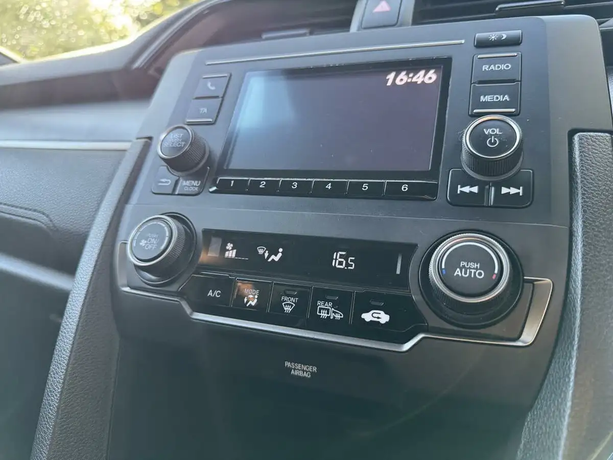 2019-honda-civic-10-vtec-turbo-se-hatchback-5d-big-32