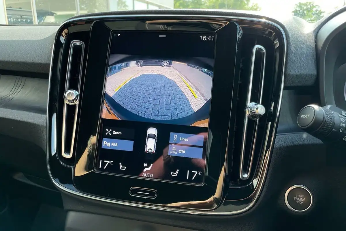 2022-volvo-xc40-15-t4-plus-big-3