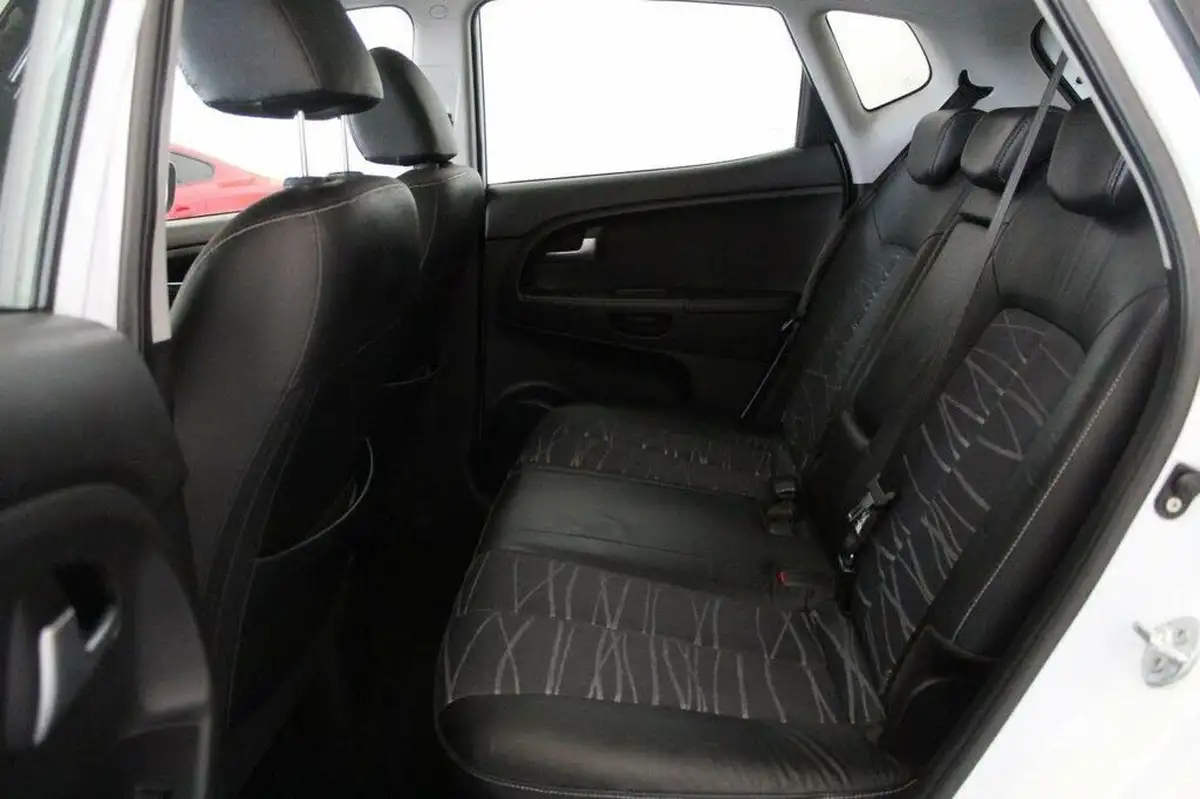 2011-kia-venga-16-3-auto-big-44