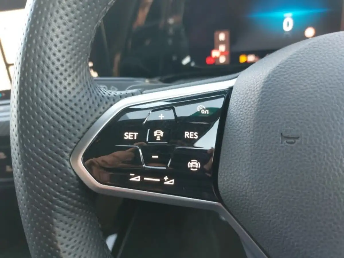 2022-volkswagen-golf-20tdi-r-line-estate-dsg-big-12