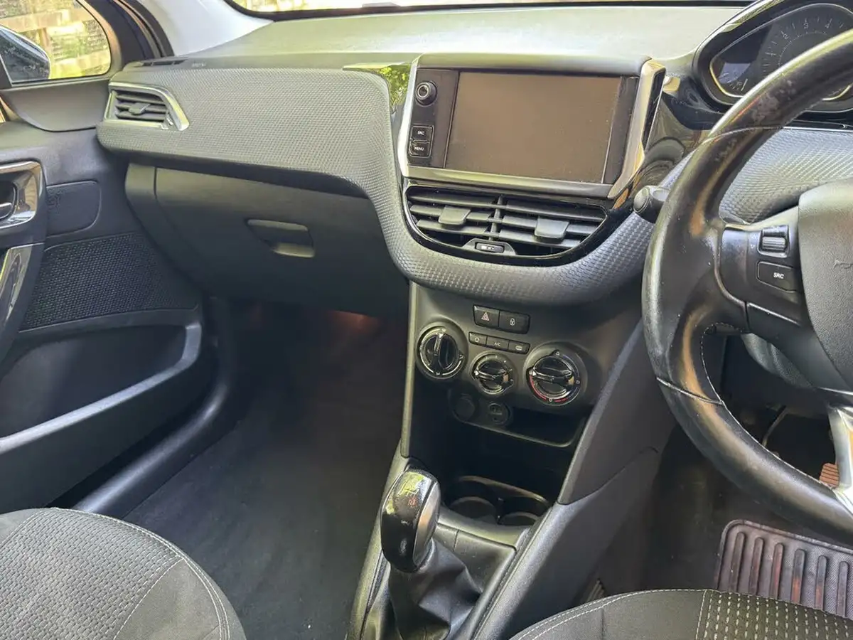 2016-peugeot-208-12-puretech-allure-82bhp-3d-big-33