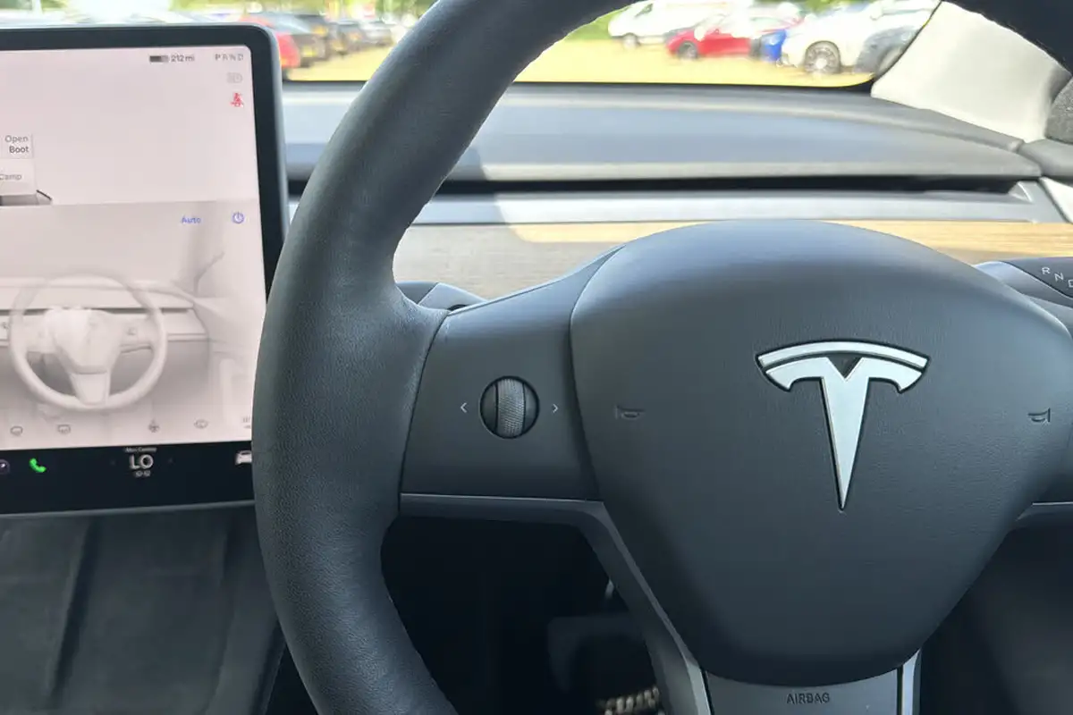 2022-tesla-model-y-e-long-range-big-16