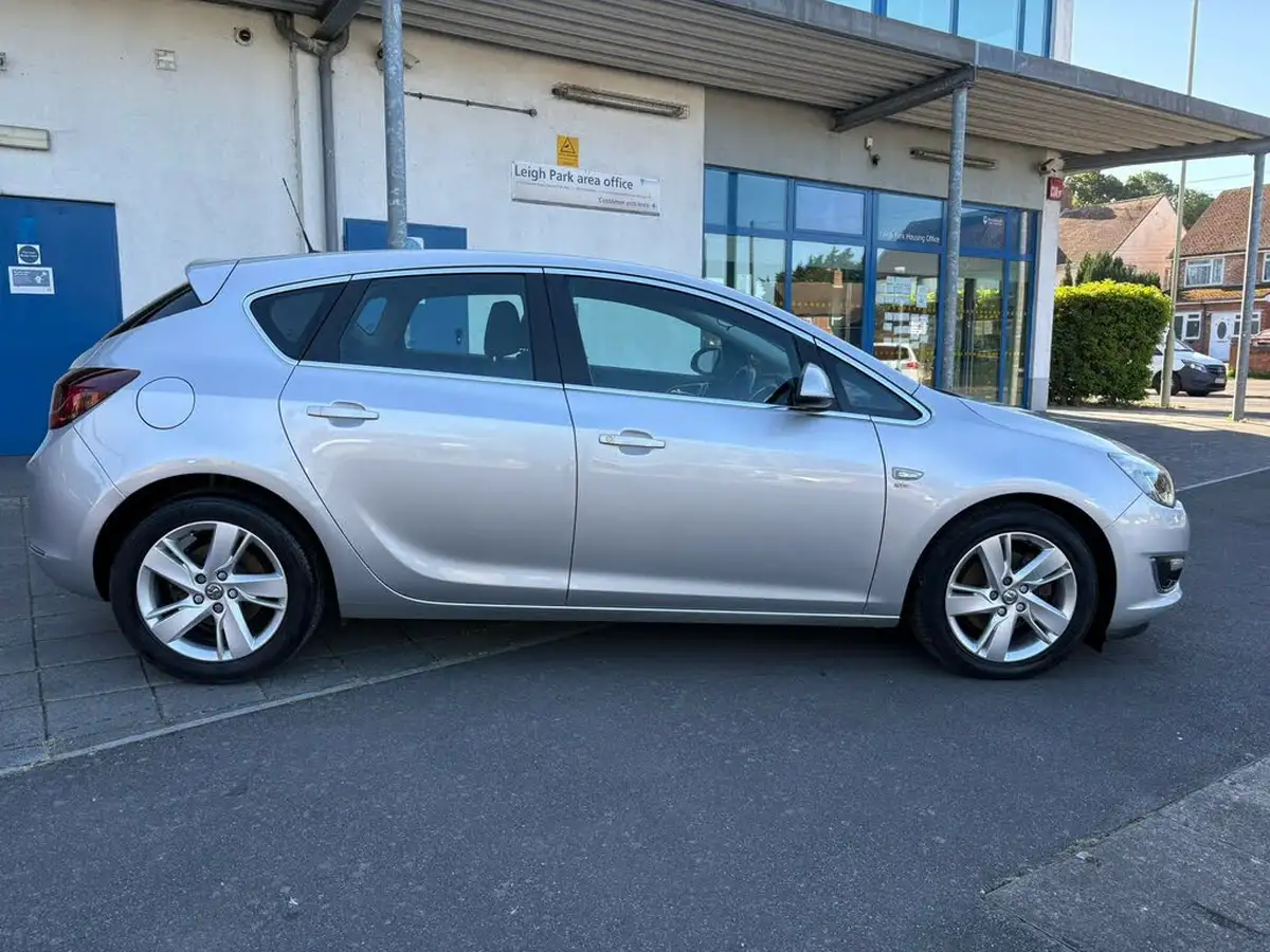 2013-vauxhall-astra-20td-sri-ecoflex-ss-hatchback-big-4