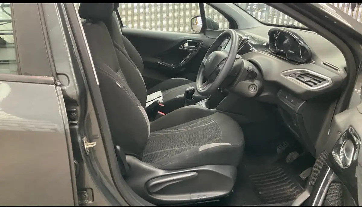 2013-peugeot-208-12-active-5d-big-6