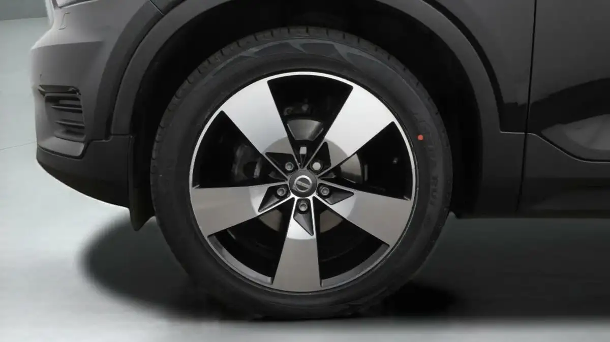 2019-volvo-xc40-20td-d3-momentum-big-18