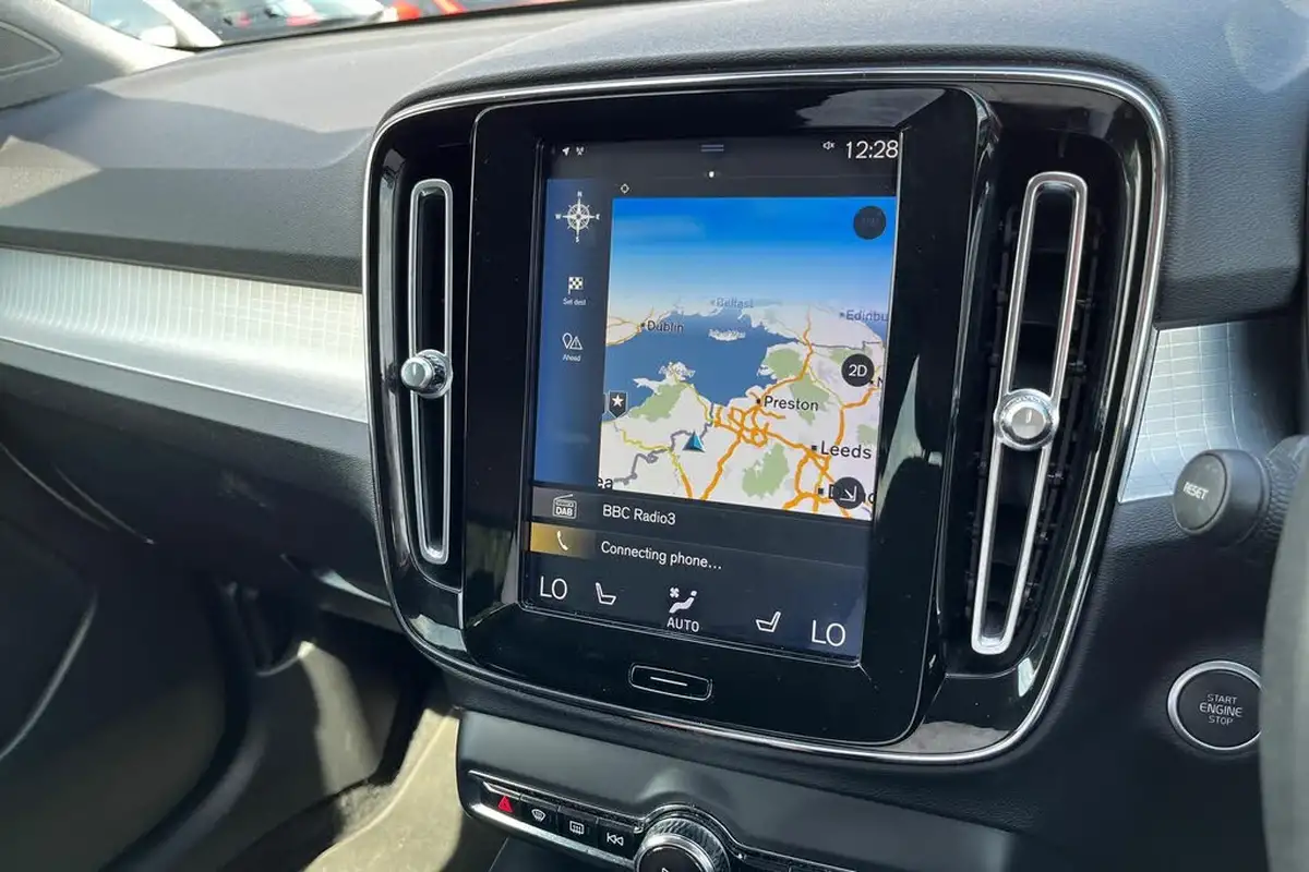 2018-volvo-xc40-15-t3-momentum-big-19
