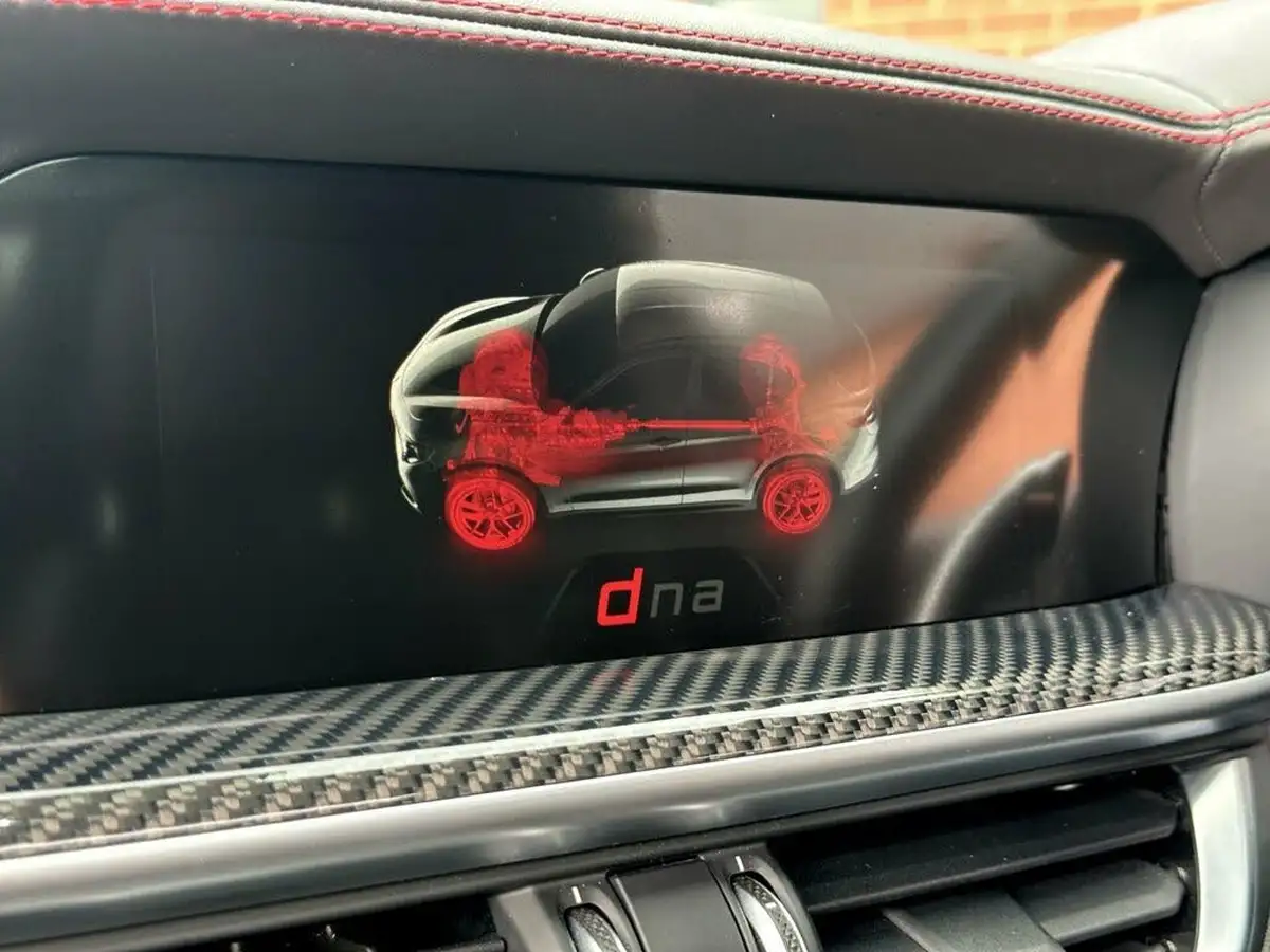 2019-alfa-romeo-stelvio-29-biturbo-quadrifoglio-big-26