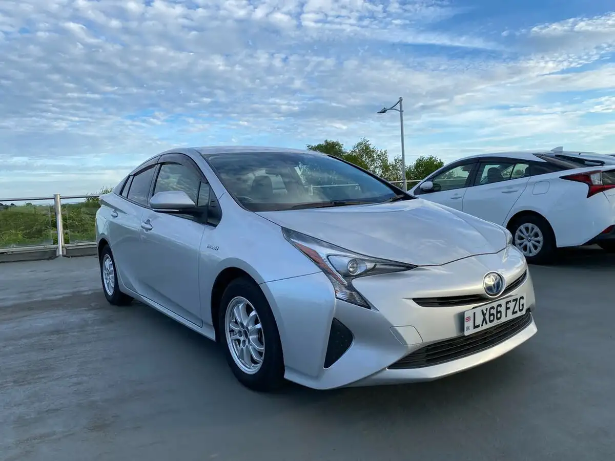 2017-toyota-prius-big-2