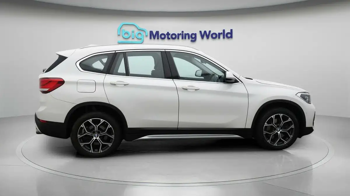 2021-bmw-x1-20-sdrive20i-xline-big-8