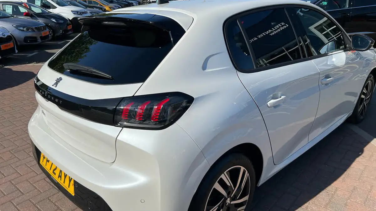2022-peugeot-208-12-puretech-allure-premium-100ps-big-44