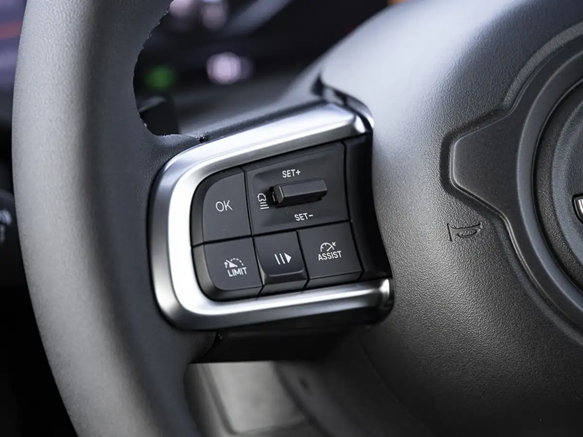 2025-jeep-avenger-12-gse-summit-e-hybrid-48v-auto-big-10