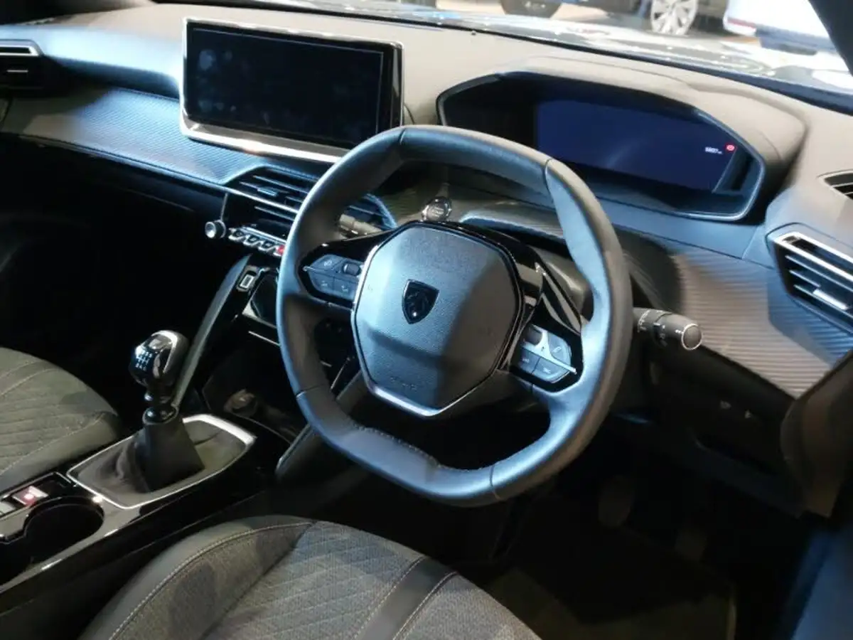 2023-peugeot-2008-suv-12-puretech-allure-big-11