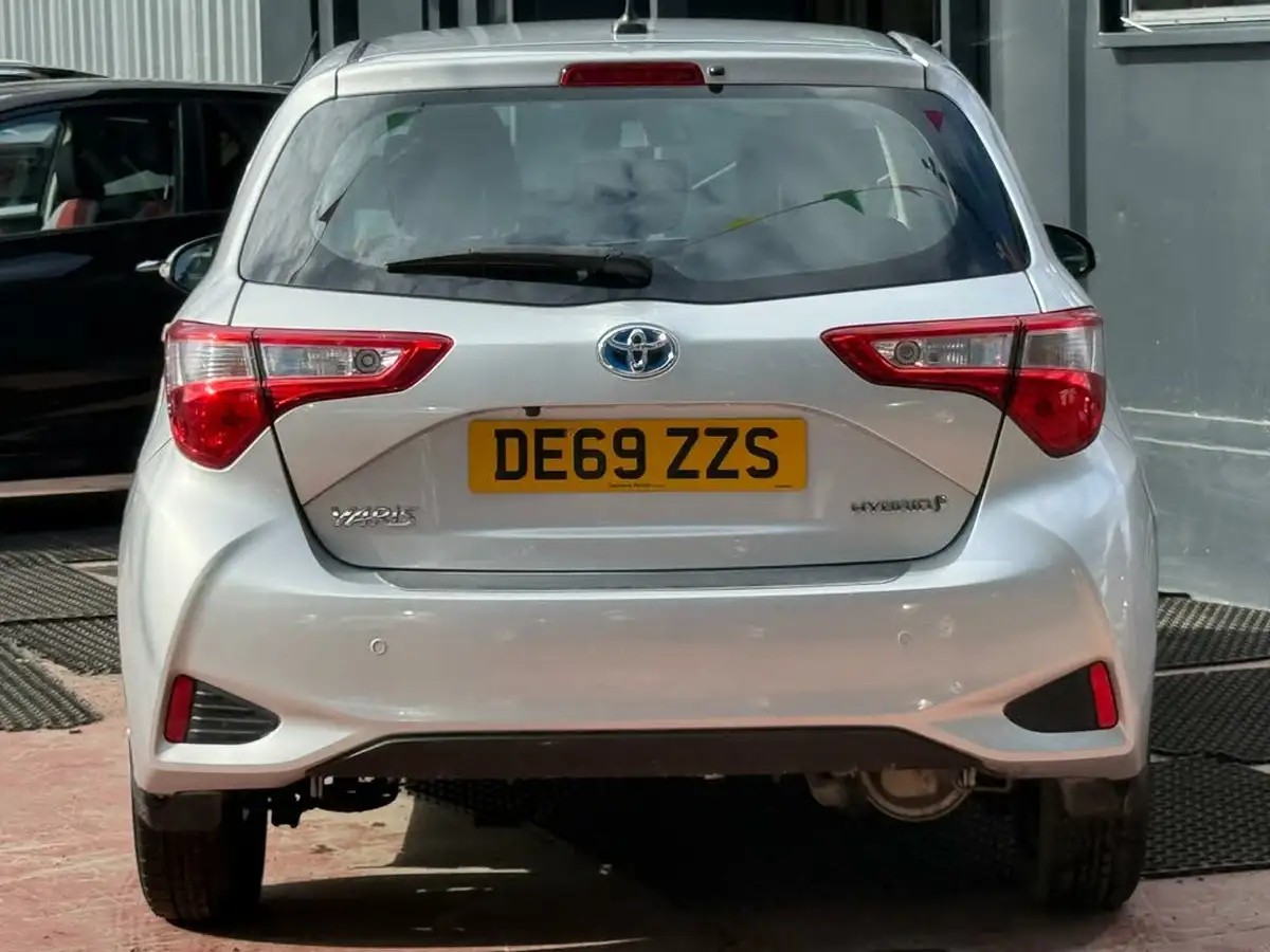 2019-toyota-yaris-15-vvt-i-icon-tech-98bhp-hybrid-1497cc-e-cvt-big-21