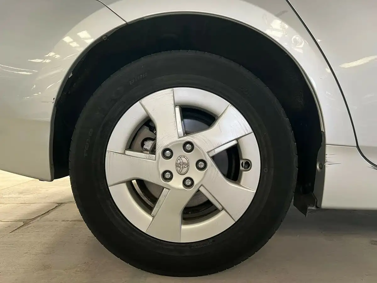 2010-toyota-prius-big-15