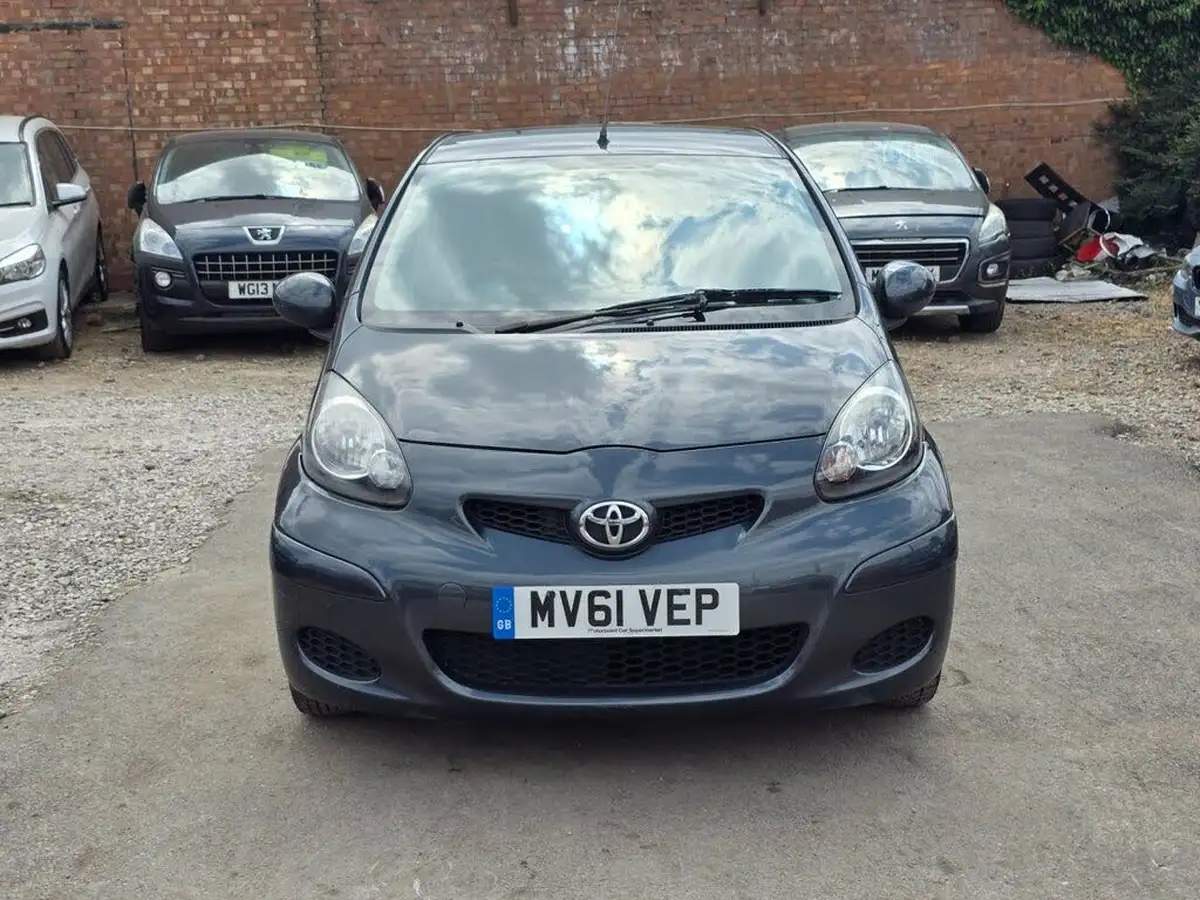 2011-toyota-aygo-10-aygo-go-vvt-i-5d-big-26