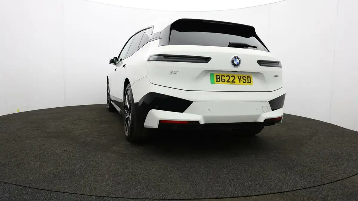 2022-bmw-ix-e-xdrive-40-m-sport-big-30