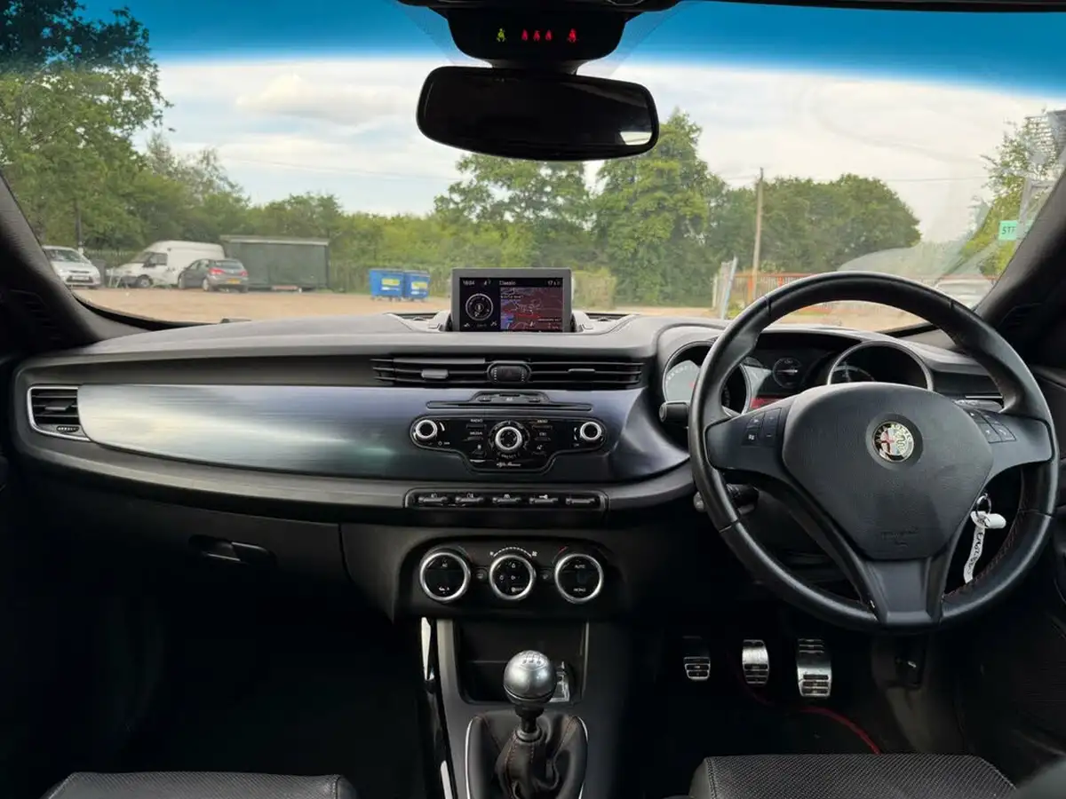 2012-alfa-romeo-giulietta-20td-sportiva-170bhp-big-2