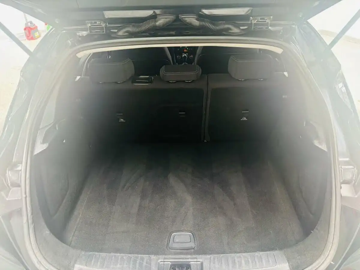 2016-infiniti-q30-15d-se-big-21