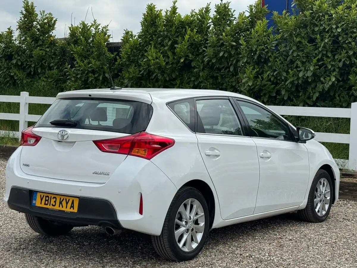 2013-toyota-auris-16-icon-hatchback-big-20