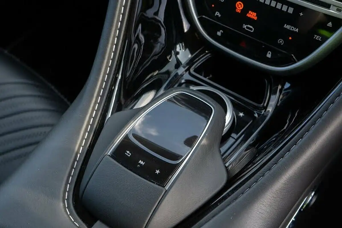 2017-aston-martin-db11-52-v12-launch-edition-big-36